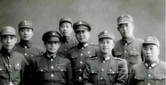 “师座，这是空军投下的委座手令。”1947年，孟良崮战役激战正酣，作为北线援军主