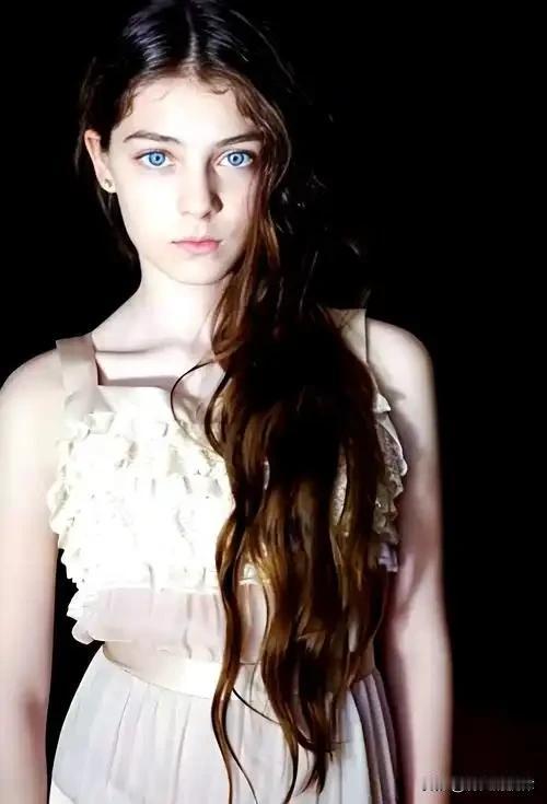 1943年波兰街头的羞辱：德军逼少女脱光“验犹太”，尊严被踩在脚下1943