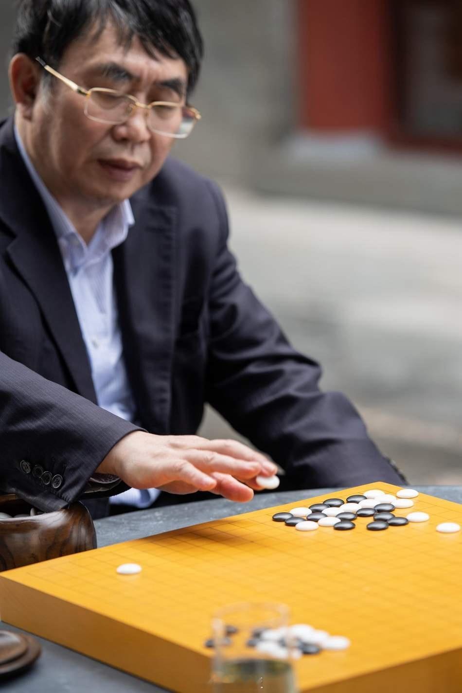 中日围棋擂台赛总共办了十一届，前三届凭借聂卫平九连胜中国连赢三届，第四届聂卫平以