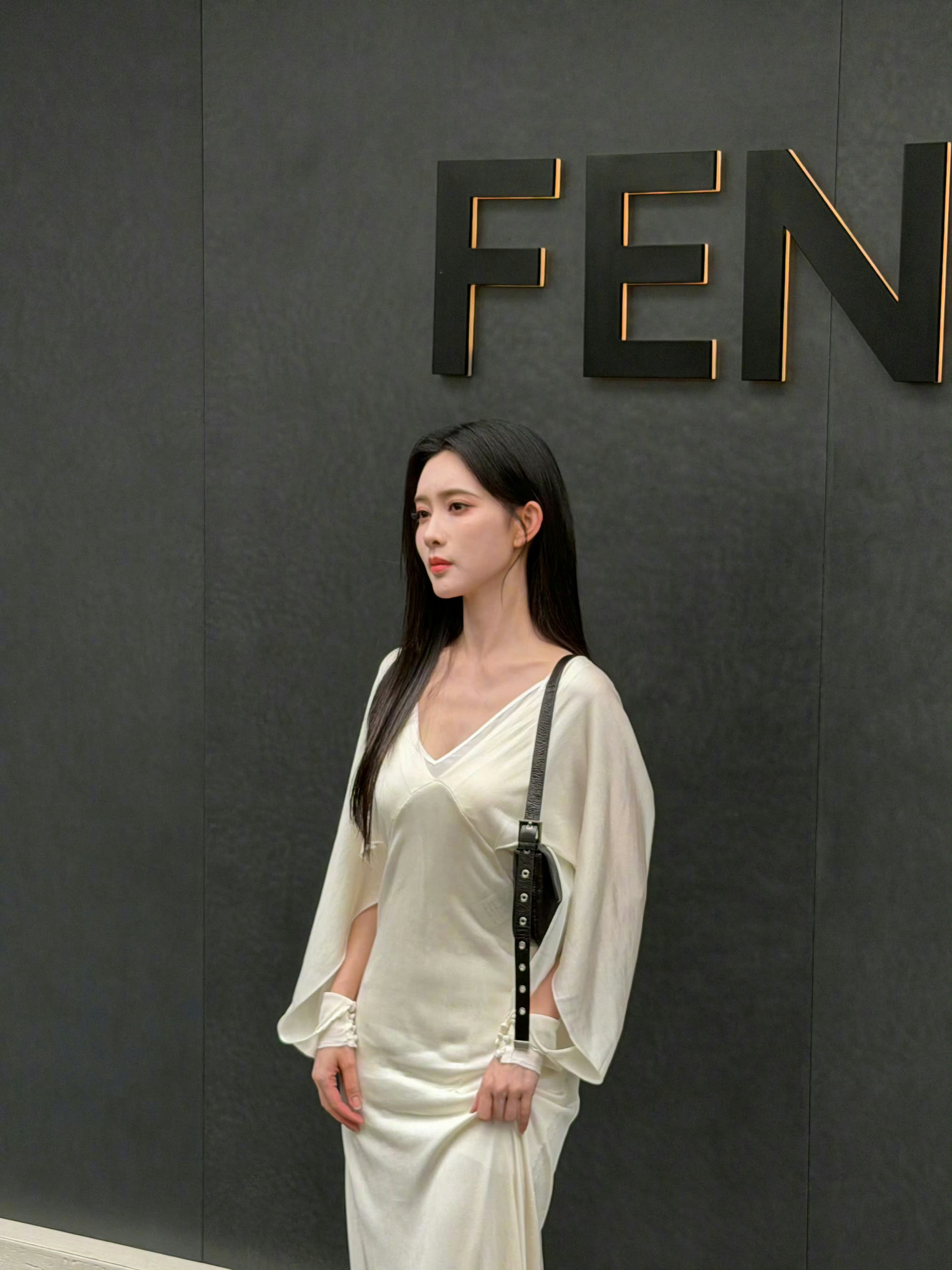 孟子义出席fendi品牌线下活动，白色长裙黑长直发好优雅好温柔