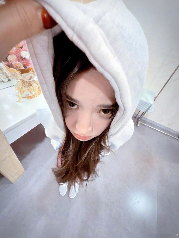 娜扎好像小手办是谁又被这样的娜扎给可爱到，感觉她这组照片就像小手办一样，想踹口