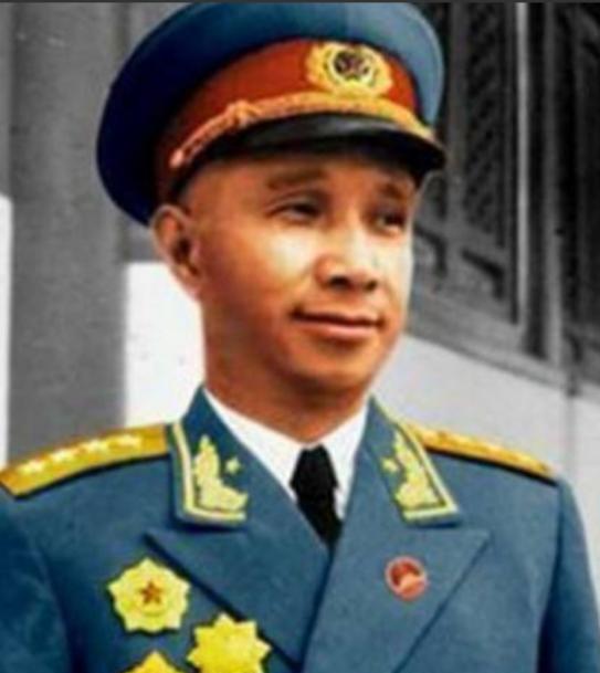 1960年，毛主席邀已被撤职的粟裕前来参加上海政治局扩大会议，会前曾对他说:"