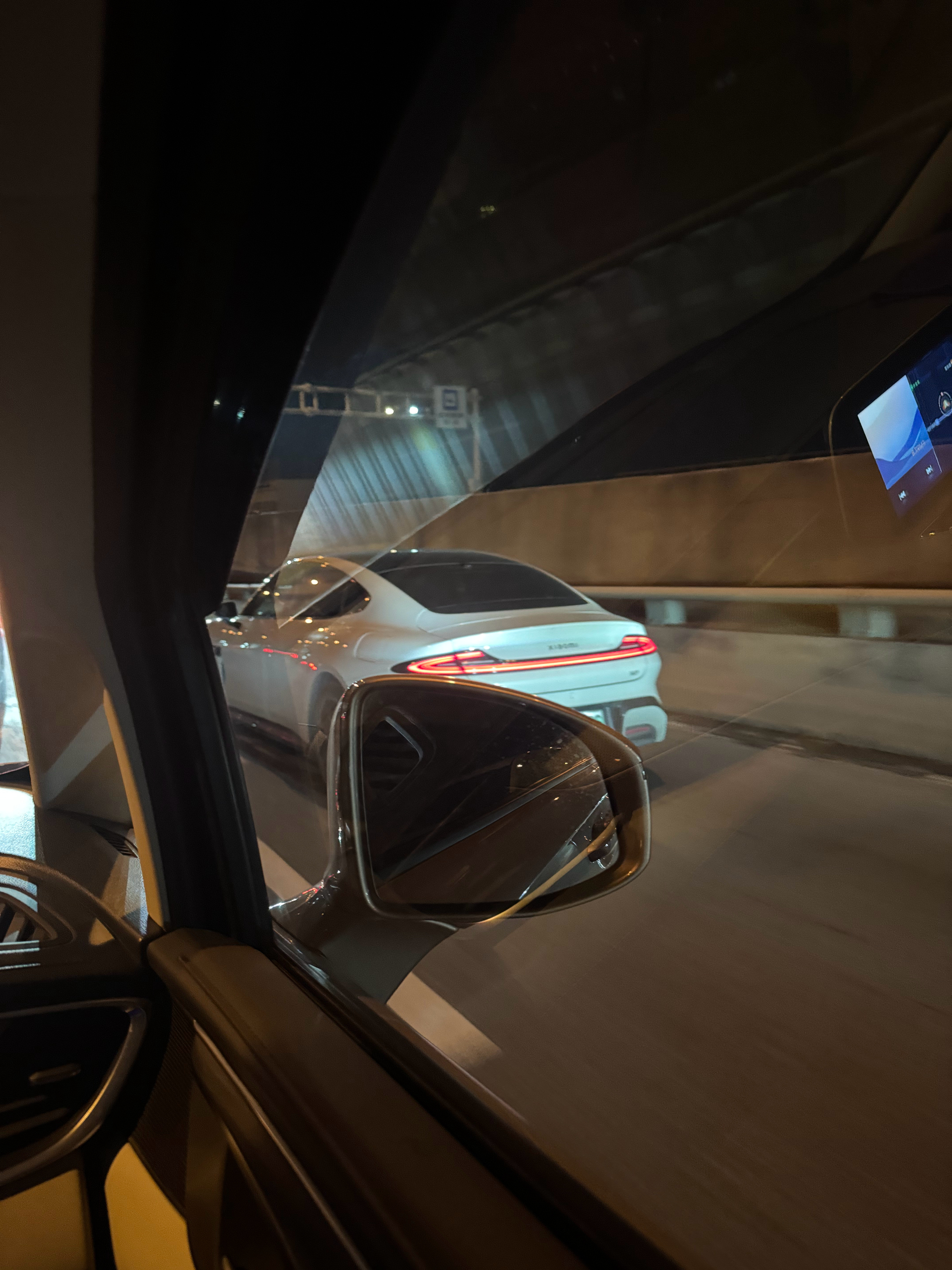 现在路上的小米真多。SU7发布这么久了，颜值依然顶。现在新能源换代这么快，这算是