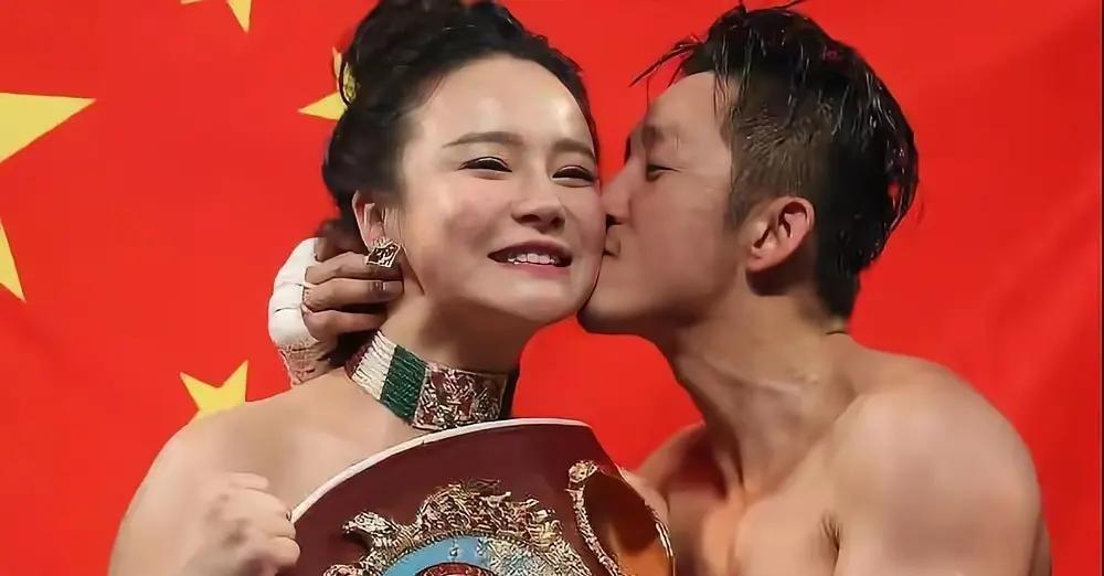 拳王邹市明两口子为什么硬撑着没离婚？很多人以为是孩子绊着，或者是爱情没死透。扒