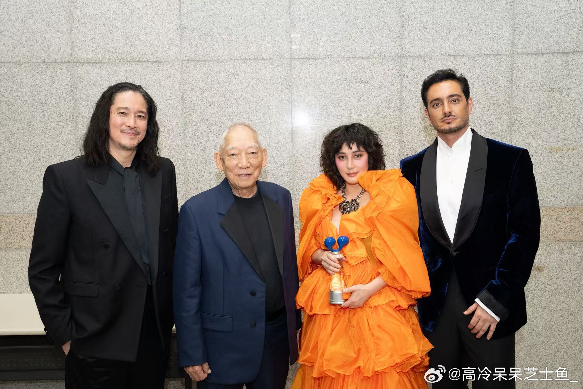 恰逢富川国际奇幻影展30周年，何超仪斩获专属重磅荣誉奇幻偶像奖，与斩获全球偶像奖