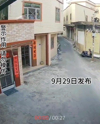 万幸！广东汕尾，一名3岁幼儿独自在家时悬挂于2楼阳台外围，整个身体都悬挂在半空中