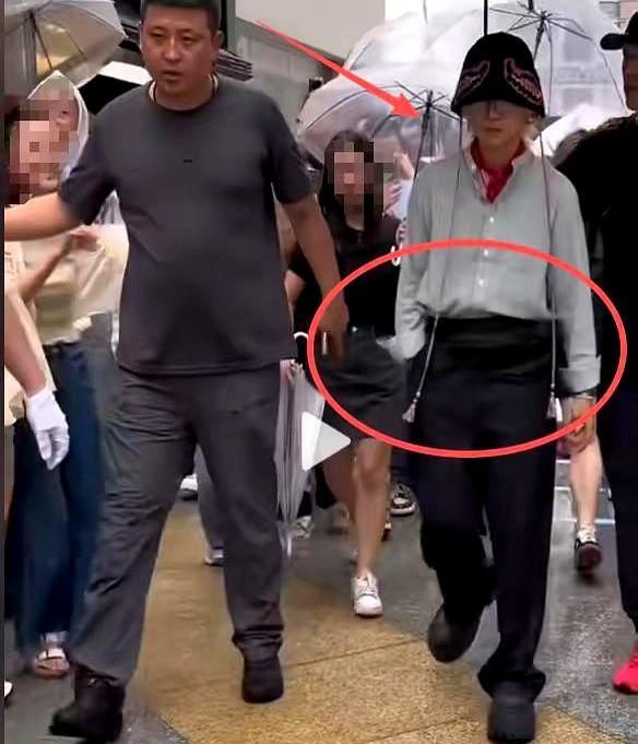 “2025同框照一出，李宇春像刚拍完封面，周笔畅像刚吃完火锅。”镜头在推，差距在