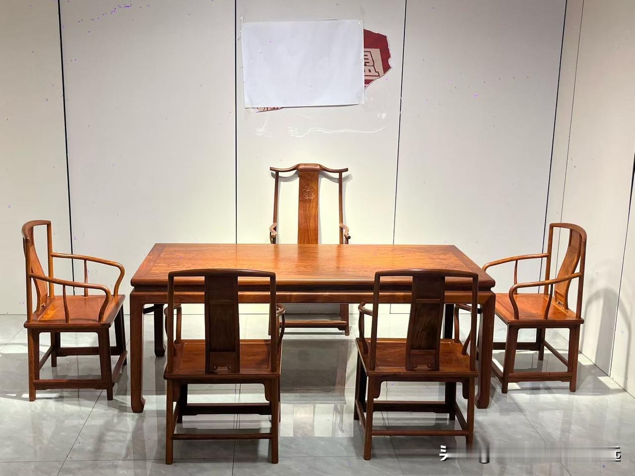 客人订的，两年未提货198✖️88✖️80，纯正大果紫檀，一桌5椅配置，便宜