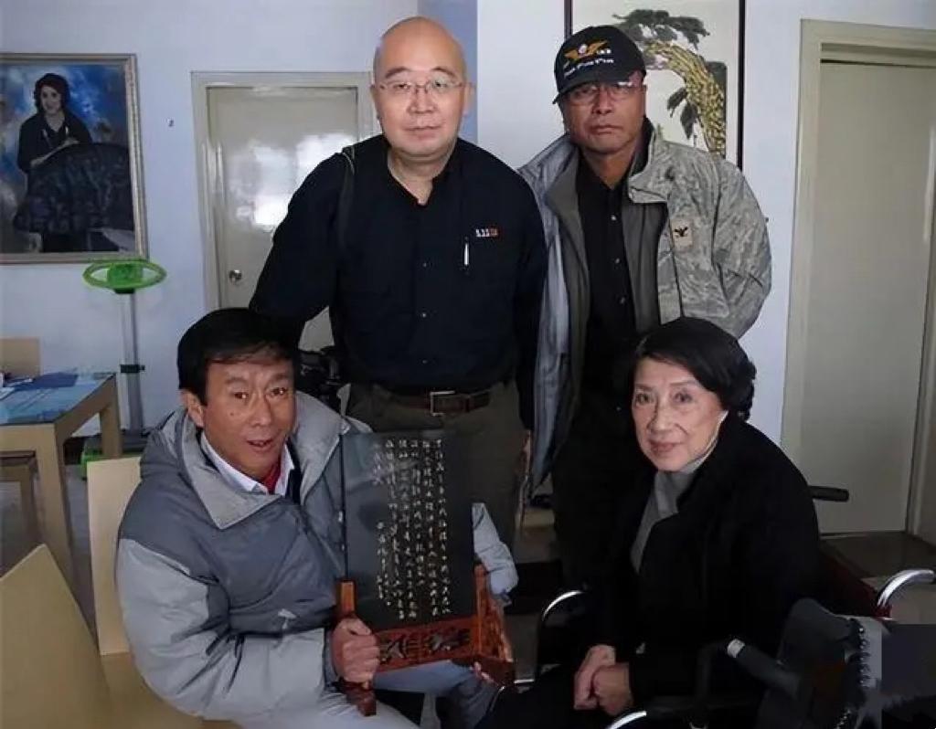 2014年，记者唐师曾等人采访张灵甫遗孀王玉龄时的珍贵留影，当时王玉龄已经86岁