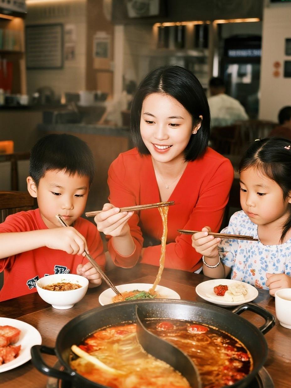 昨天公司聚餐，一个男同事突然就发火了，原因是他老婆又在微信上跟他要钱。他一肚子火