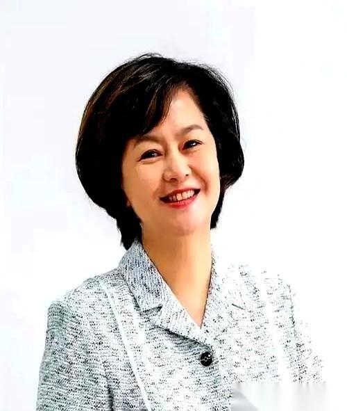 1999年，鞠萍的离婚谈判现场。丈夫蒋启星整个人陷在沙发里，慢悠悠地抛出一句话