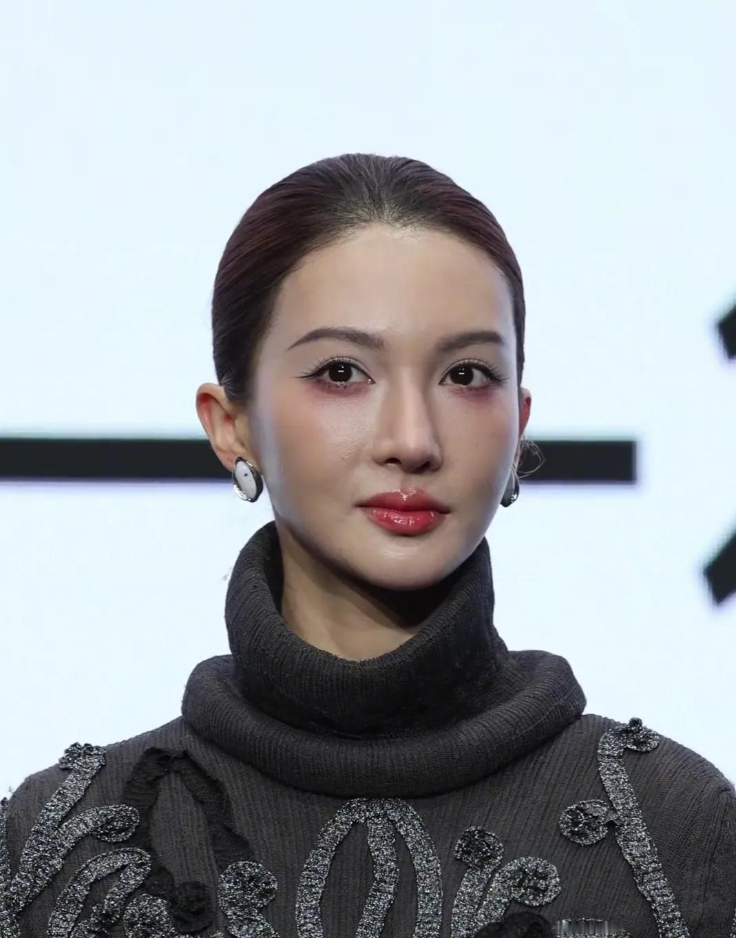 是拍摄角度有问题吗？金晨的脸、鼻子、嘴巴怎么都是歪的！尖叫之夜金晨一身灰色毛