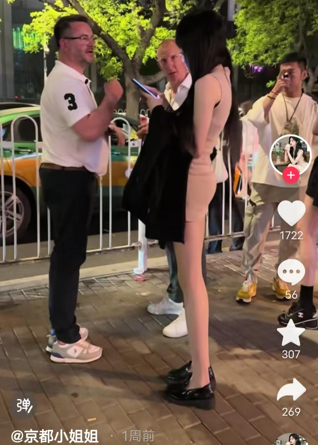 某音上有位博主火了，每天晚上蹲点在三里屯公交站，记录从酒吧走出来的众生相。刷了她