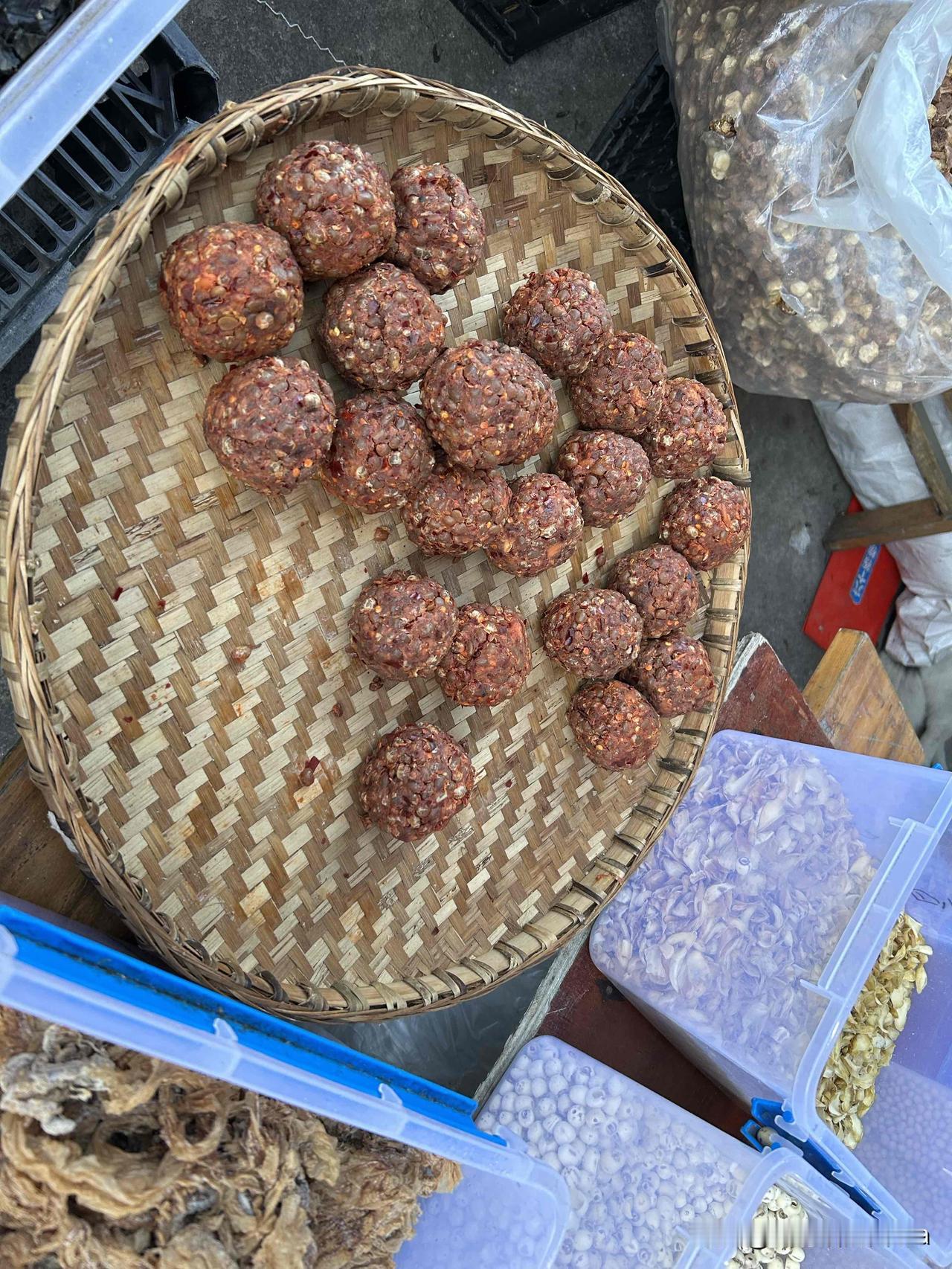 住在成都以北的葛仙山风景区一大早6点半，山里的早市可热闹啊！菜啊、肉啊、