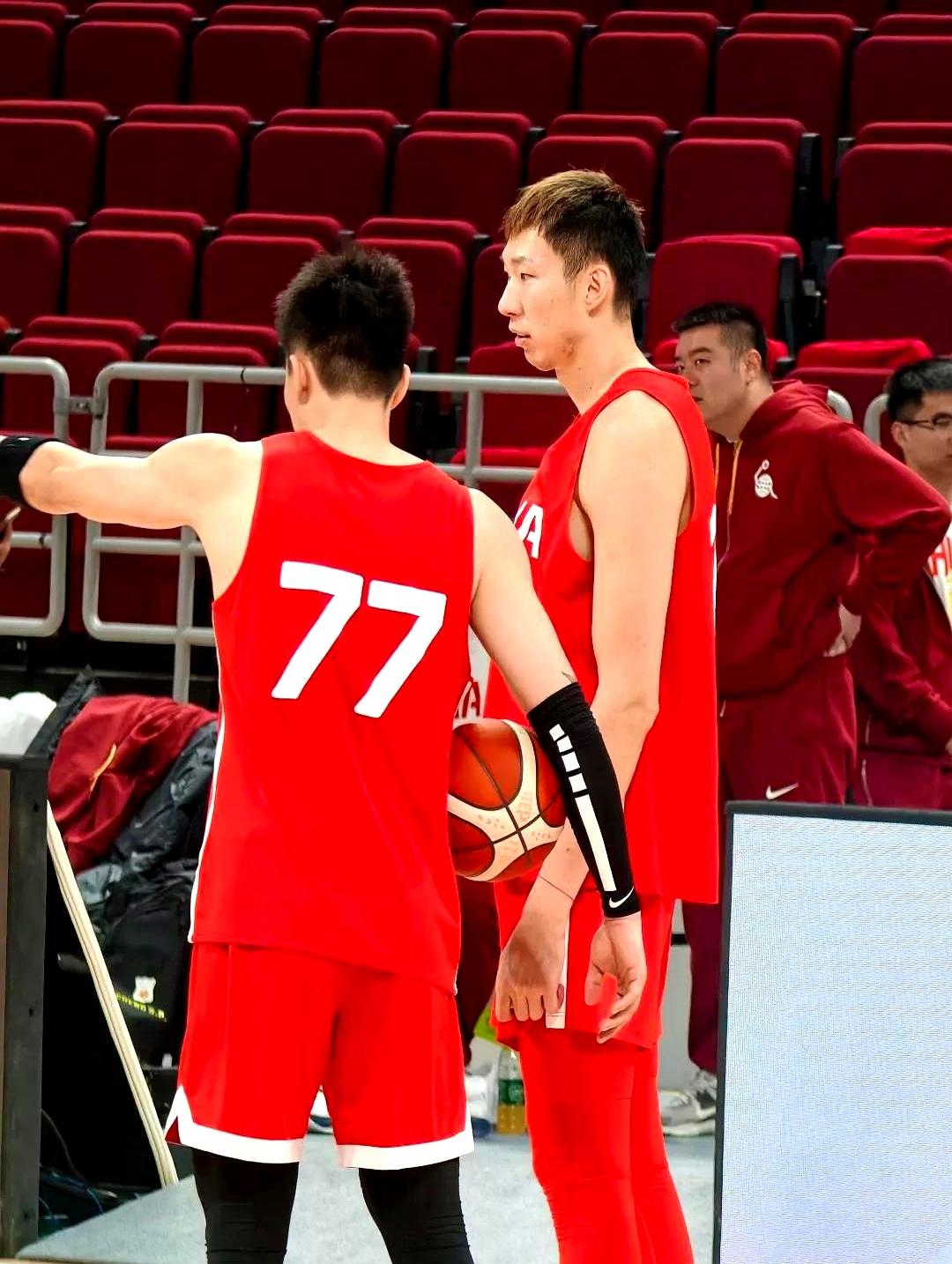 今晚的男篮世预赛，中国队可千万别飘！咱们这边的周琦、胡金秋往内线一站，那