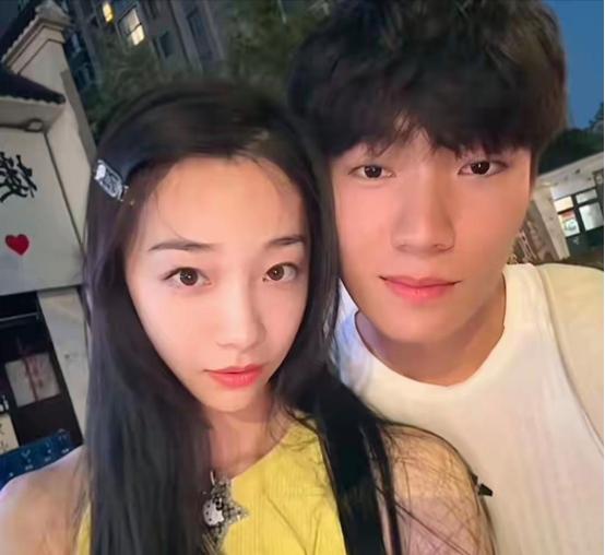 这对运动员一结婚，直接把不少网友看懵了，22岁的全国冠军李麟，迎娶了比自己年长8