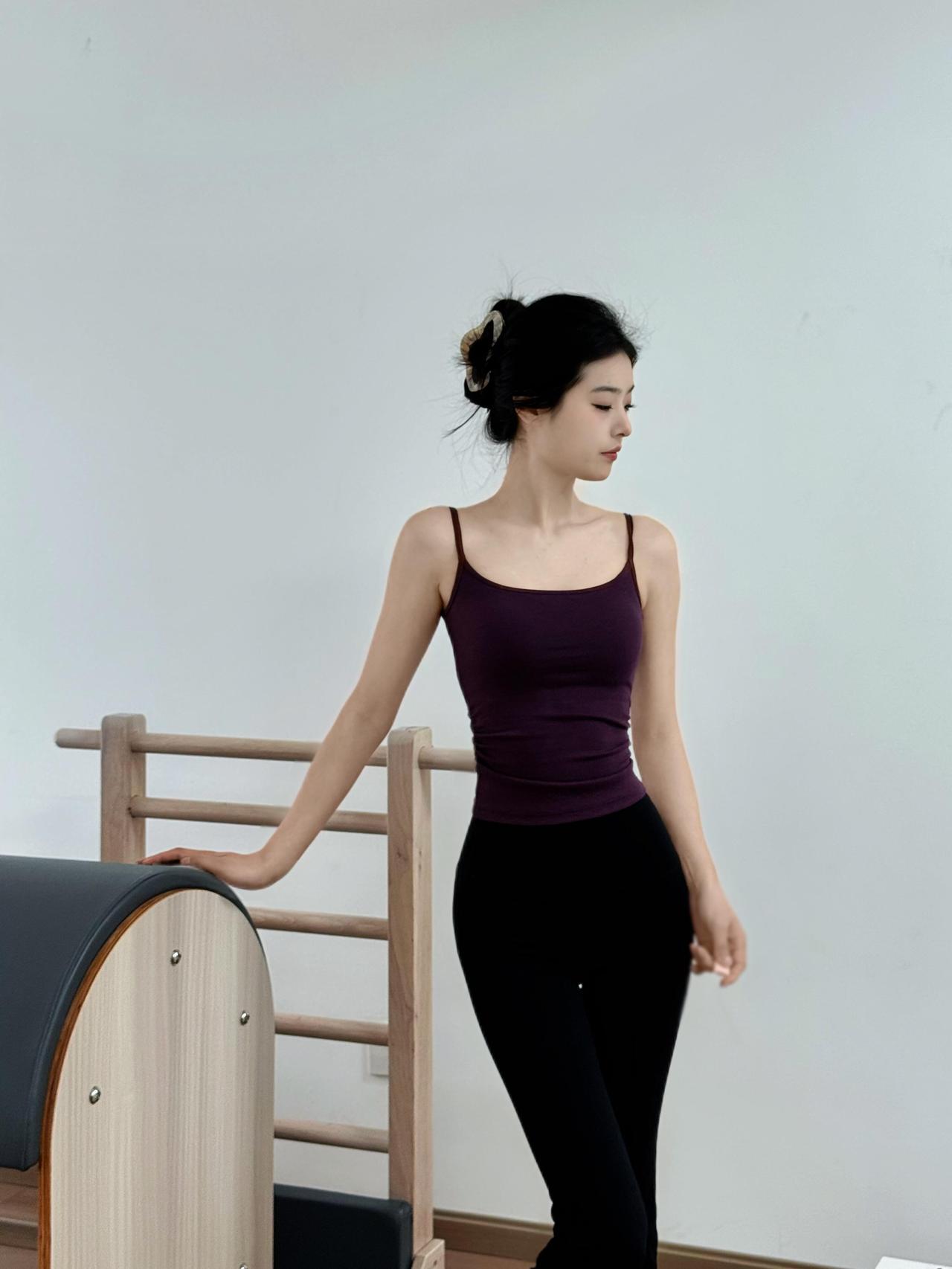 经常练瑜伽的人，气质真的会慢慢变不一样。不是说一下子变多好看，而是整个人会更挺拔