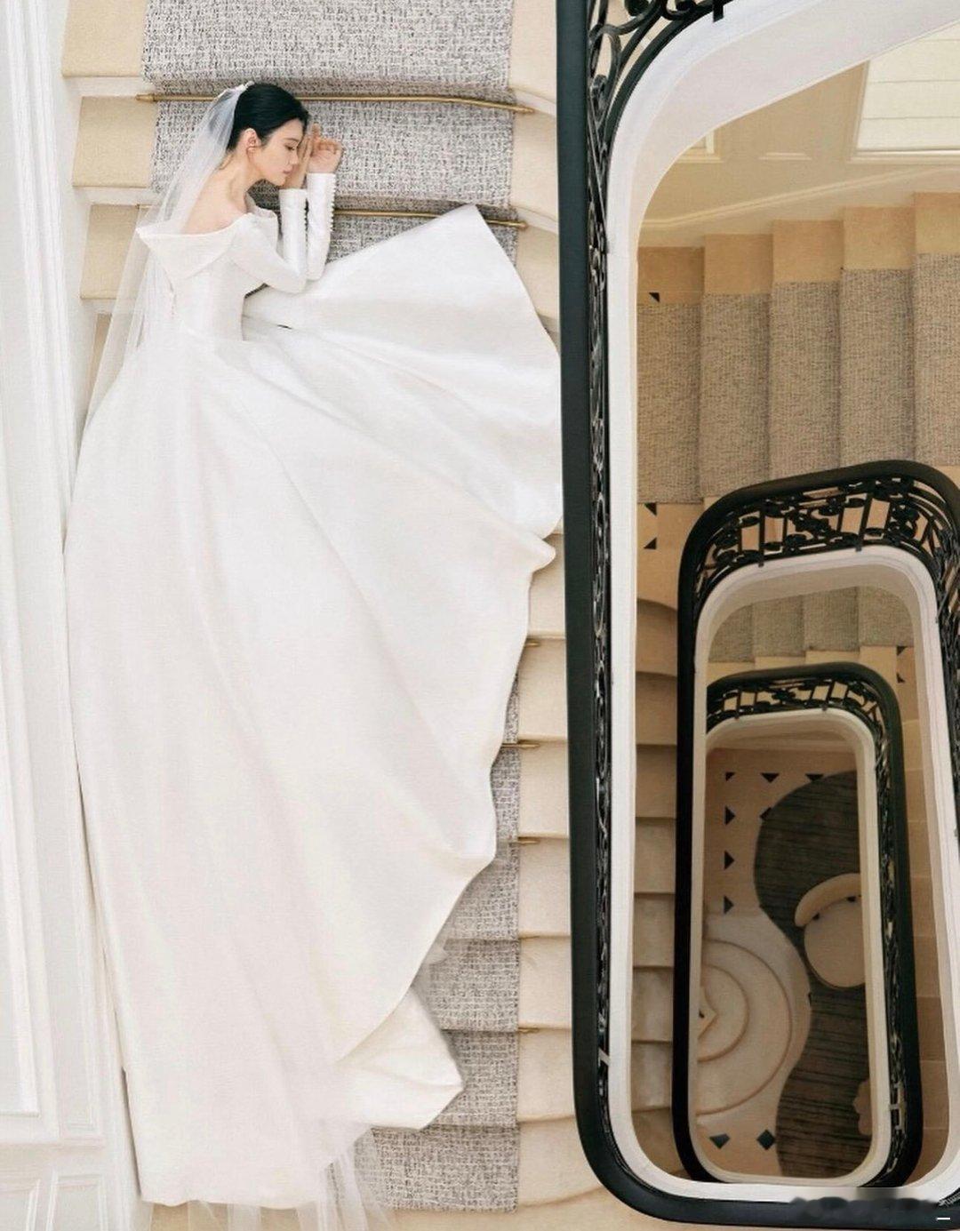 原来奚梦瑶的婚纱是借的奚梦瑶婚纱借的是时尚圈人脉谁懂啊！奚梦瑶的婚纱是迪奥总监设