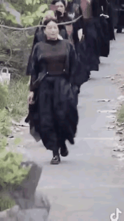 如果，路上遇见这样气势强大的队伍，你会作何感想？