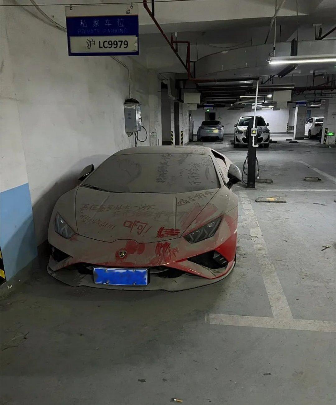 这台车停在车库最少也得13年了，自从我们小区交房后，这车就一直停在这个位置。车上