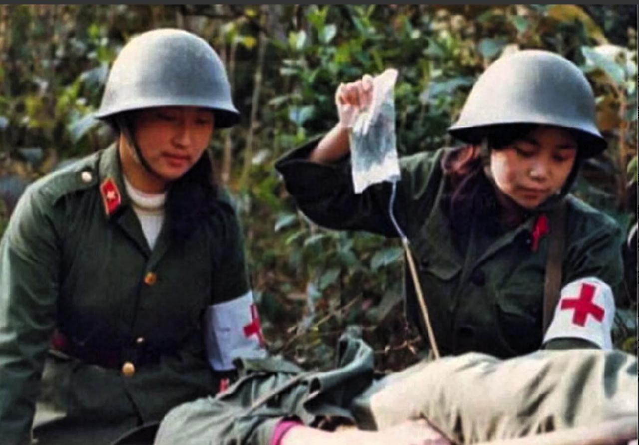 1984年对越战场，战士被宣告牺牲送葬，遗体却两次从车上滑落。护士掀开一看——他