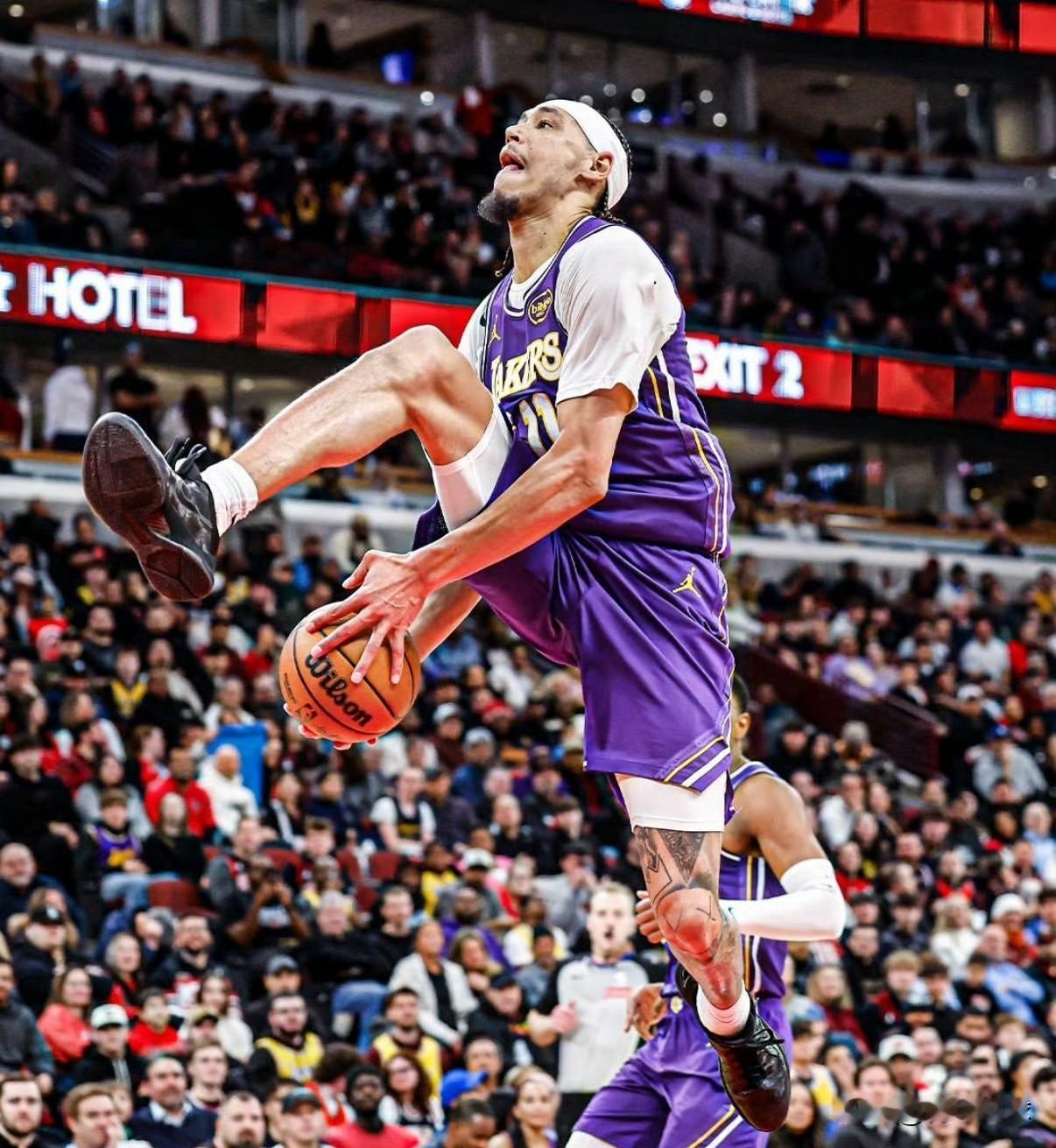 这一扣真把自己送进扣篮大赛了！据权威记者Shams报道：湖人队球员海斯、马刺