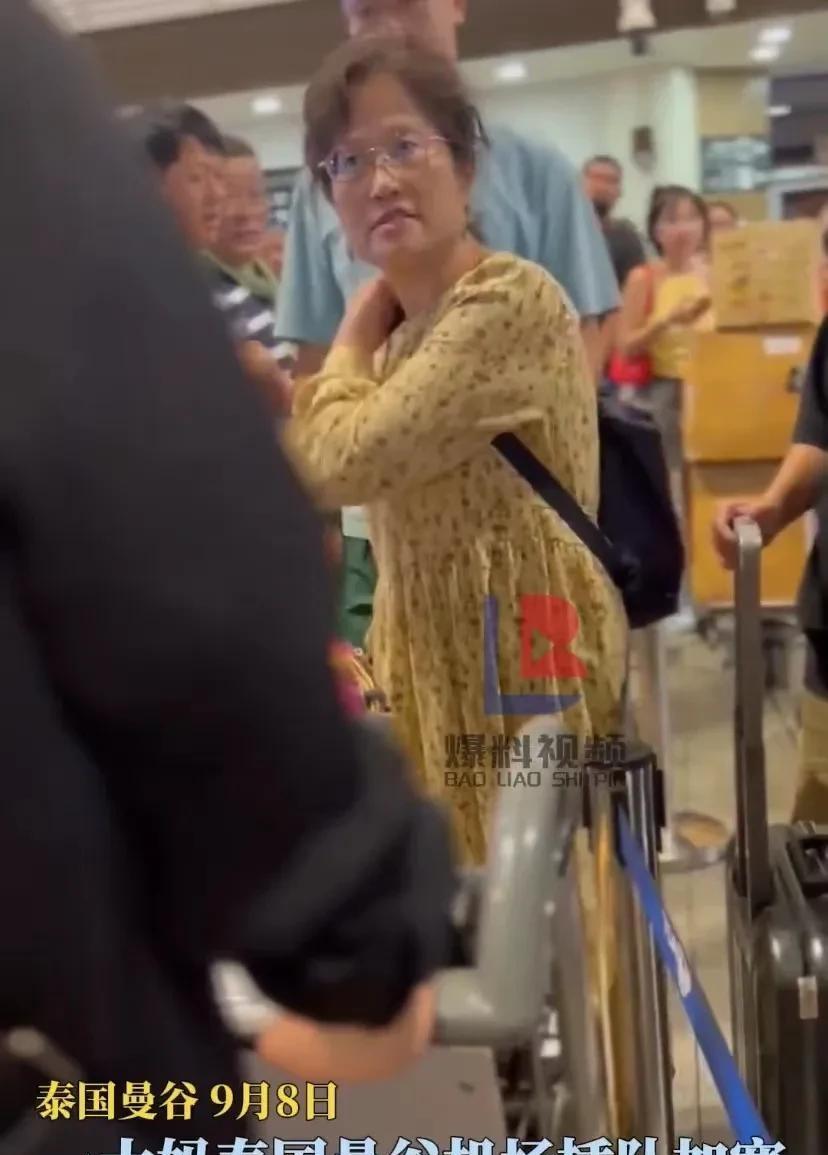 泰国曼谷机场，大家都在有序地排队。可是没想到，一位中国大妈嫌队伍太长，直接插到靠