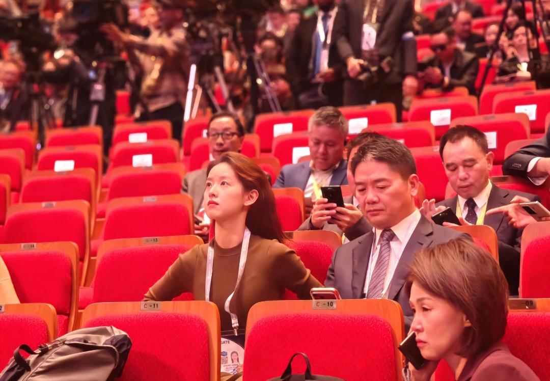 刘强东夫妇竟然同框了,两人虽然有着年龄差,但看久了也觉得顺眼了,越来越般配。