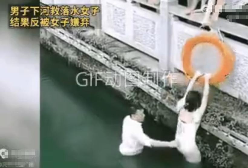 好人难当啊！女子不慎落水，男子下水相救，而女子爬不上岸，男子就用手托举女子的臀部
