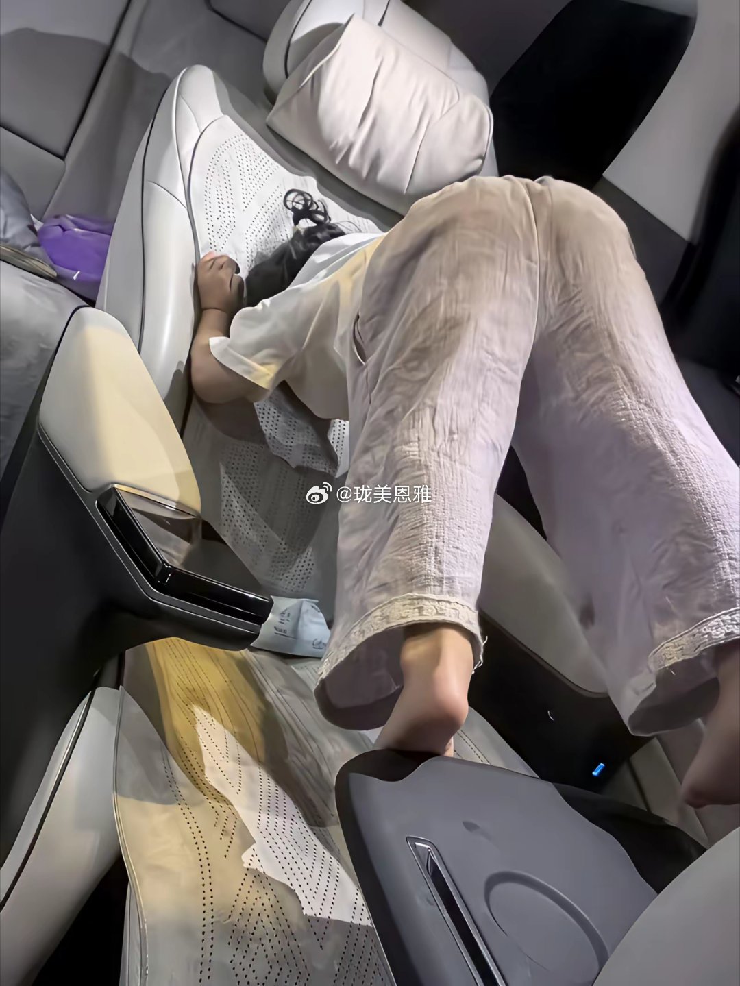 这孩子一坐车我都上火天天上演花式乘车别人家孩子也这样坐车？