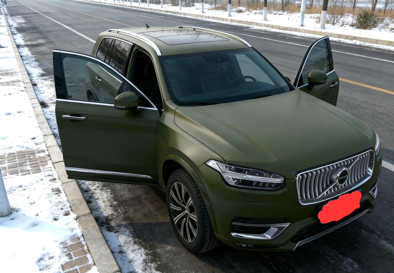 实话讲，我也是沃尔沃XC90T8的车主。当我看到这台军绿色的时候，我其实也难免会