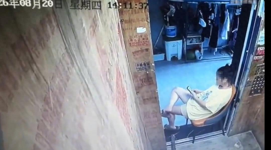 太自私了！为了蹭电梯里那点空调冷气，直接把整栋楼的电梯给占了。近日，安徽一小区业