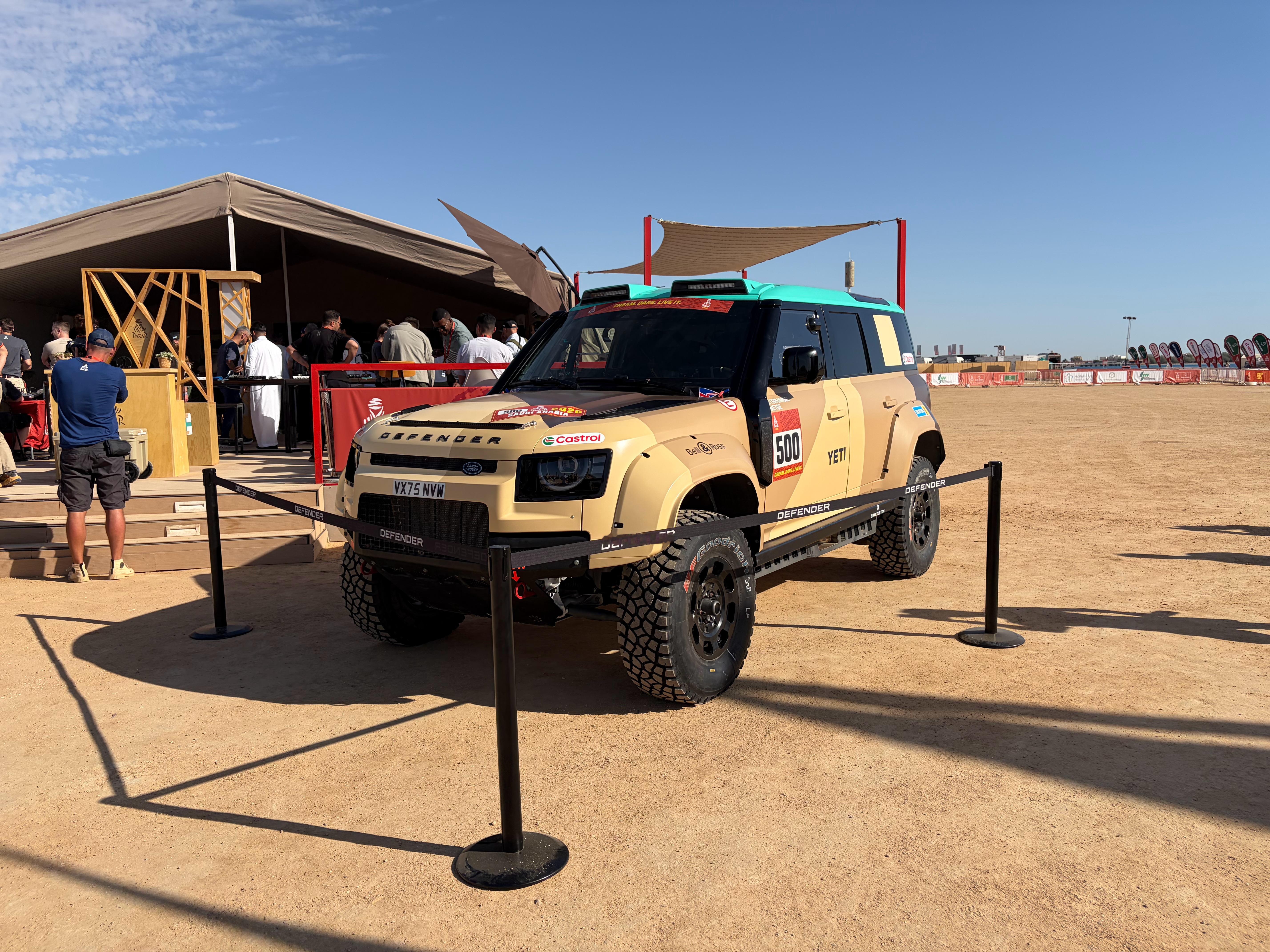 终于是看到实车了，路虎卫士达喀尔D7X-R！实在是太帅了！路虎的朋友说这个配色很