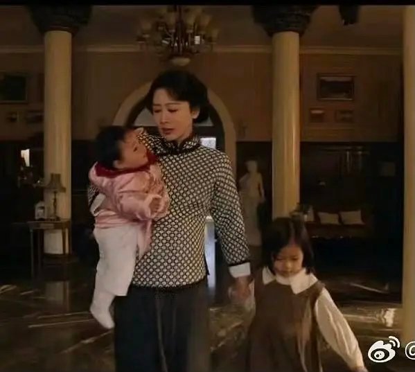 杨紫这抱孩子的姿势对吗演戏之前是不是要好好琢磨一下呢