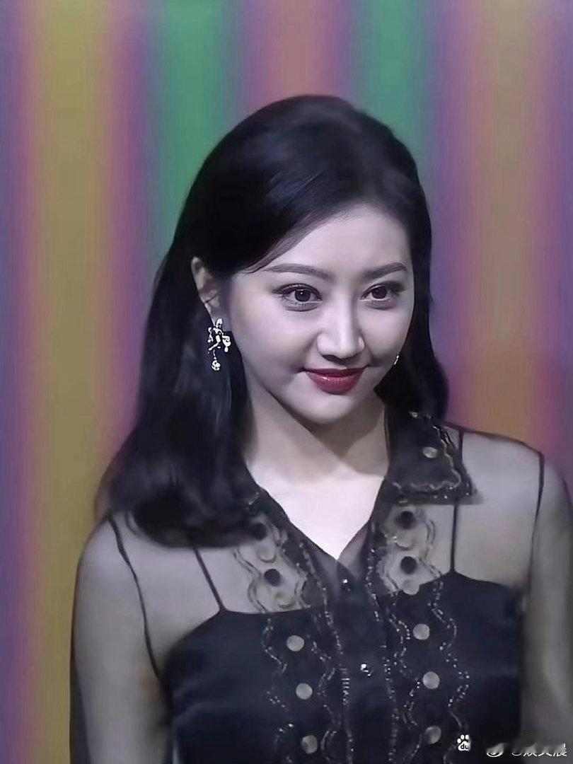 景甜身形变化格外明显，整体圆润感十足，气质反差感爆棚，初见差点认不出。