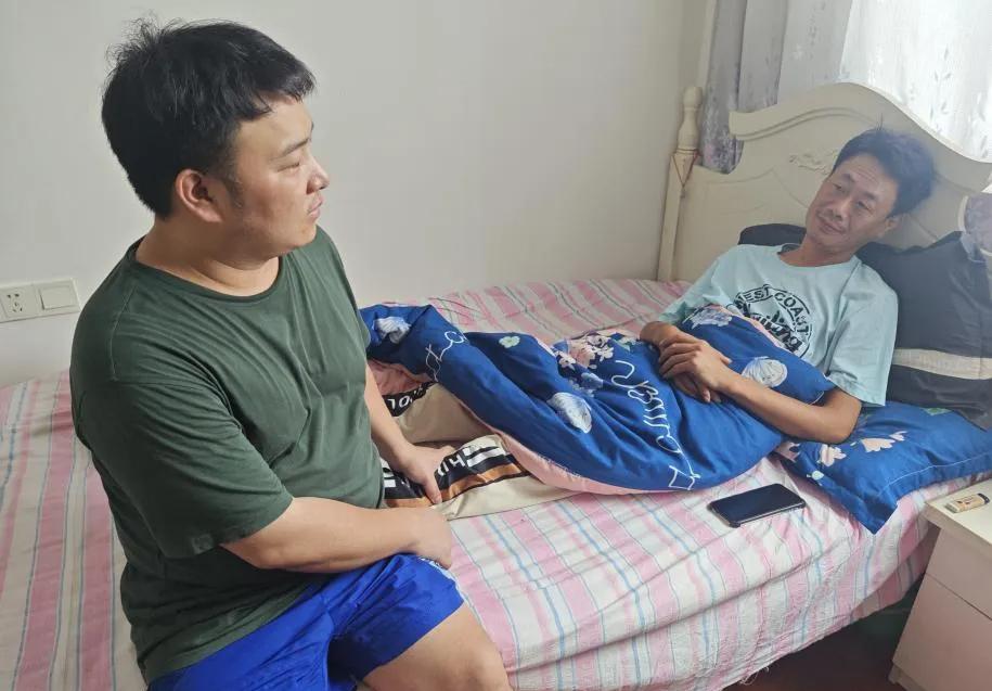 宁波18岁小伙走投无路，在公园硬扛了15天，谁能想到保洁阿姨一句话：跟我回家吧！