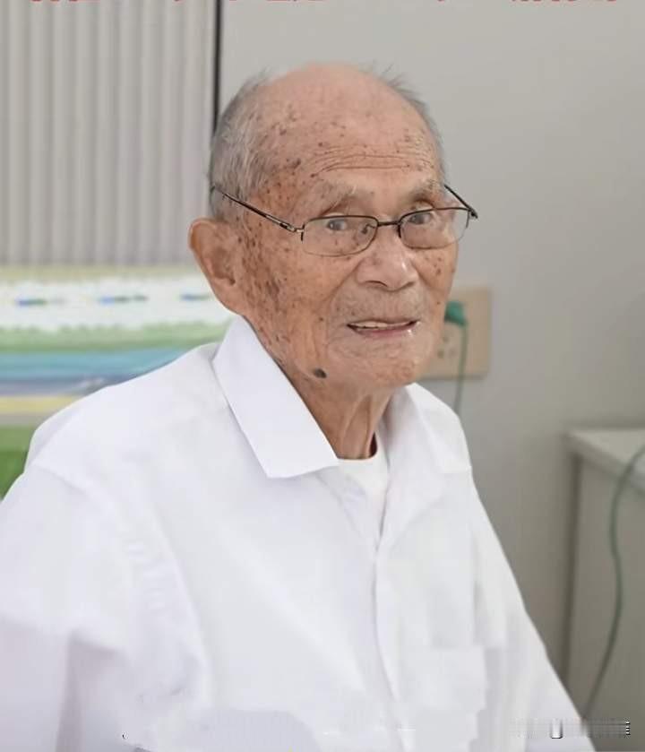 111岁老人爱吃甜食,爱喝小酒,喜欢打牌,和村里几位老人组过“380岁麻将局”。