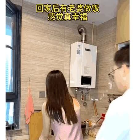这一刻，结婚的意义有了具象化！一个男子在公司上班，压力太大，受了委屈，回