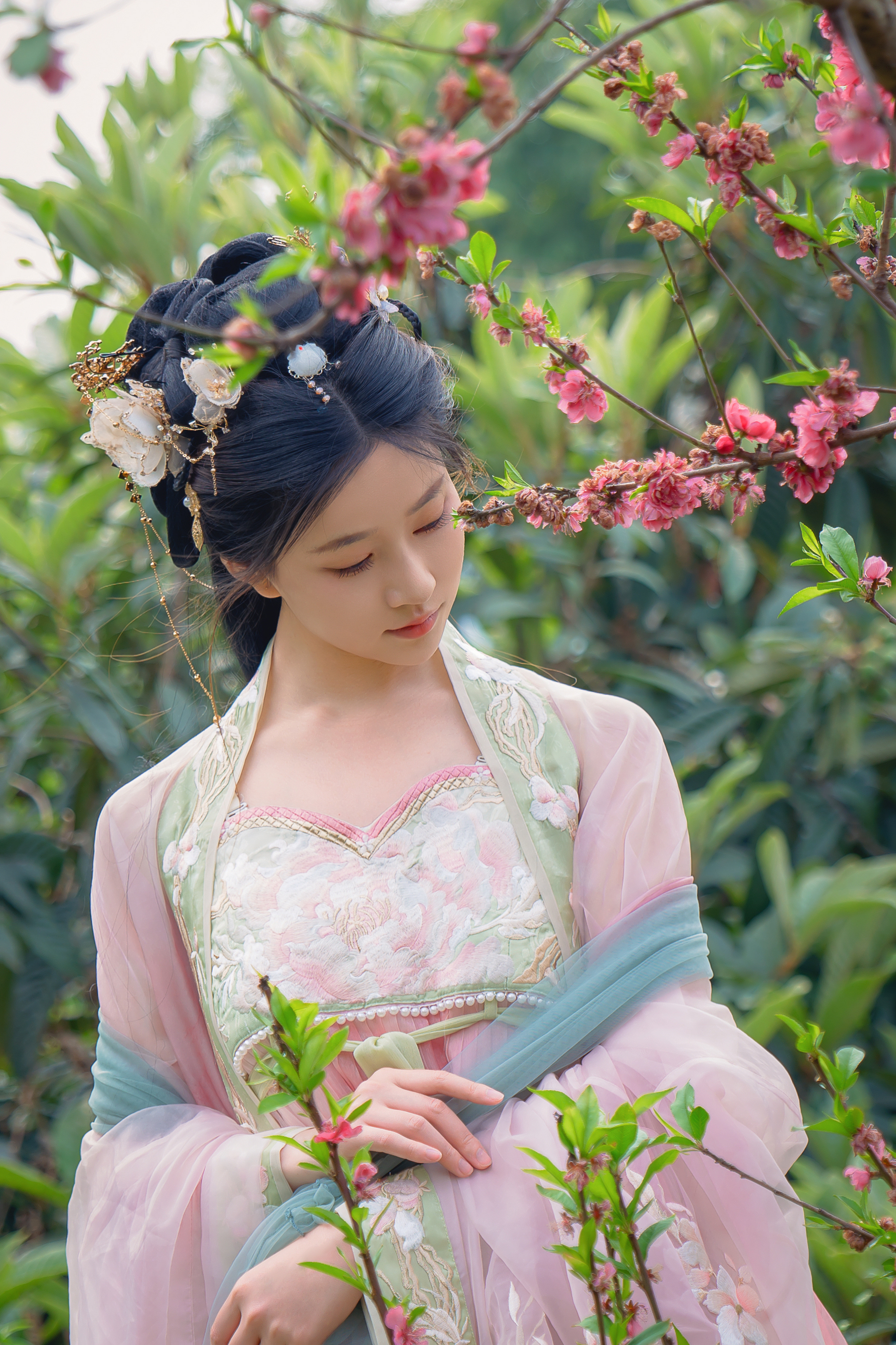 古装美女，原来在古代就有抹胸裙了。