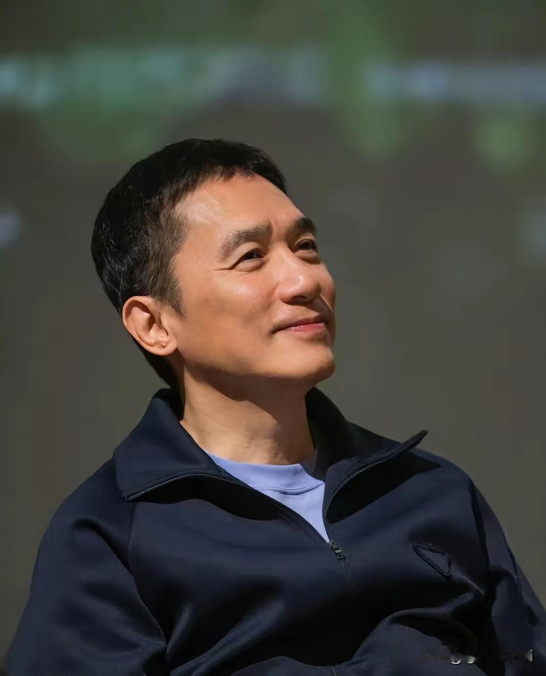 梁朝伟说，他很喜欢独处，经常有很多时间都是一个人度过。我很享受那种感觉！孤独对我