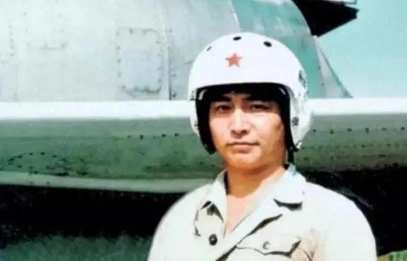 南海撞机王伟成功跳伞，为啥10万人都找不到他？那天早上的南海，跟往常不太一样