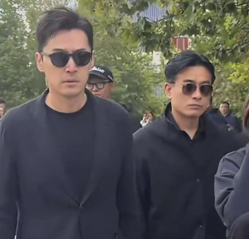 9月30日，昨晚刚刚参加完金鹰奖颁奖礼的胡歌现身游本昌告别仪式，他和好友陈龙戴着