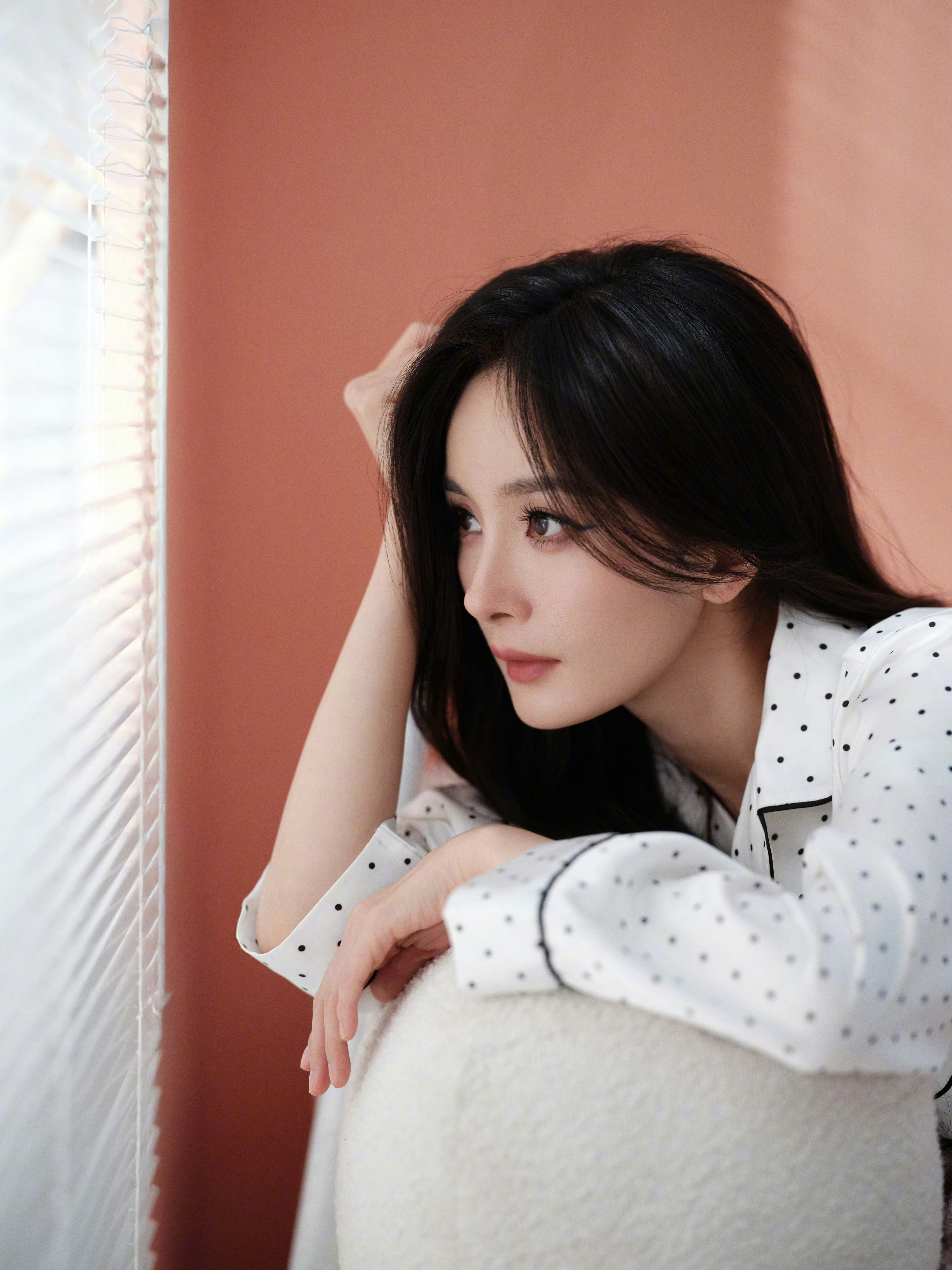 杨幂ym杨幂宁绣绣潮汐退至耳畔的贝壳里，树影在墙上游成安静的鱼，让夜