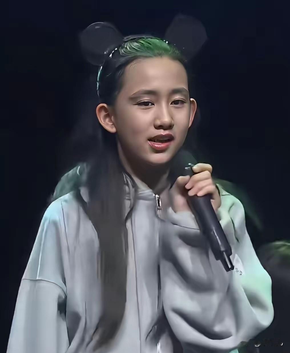 我敢打包票的黄磊投入再多的钱他二女儿都火不了，原因很简单，二女儿和黄磊太像了