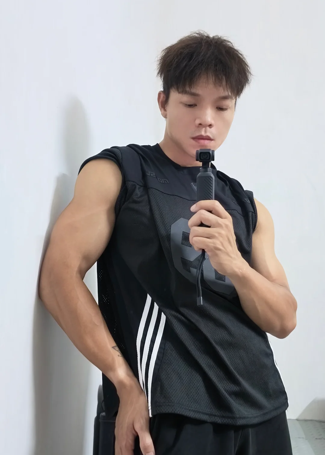 镜头签：肌肉男喊你来拍照了