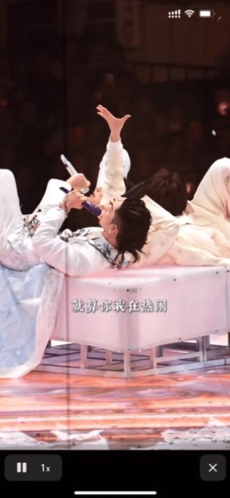 哈哈哈哈阿信和F3的演唱会吴建豪好忙呀！不是忙着救摔下台的阿信，就是在忙着扶