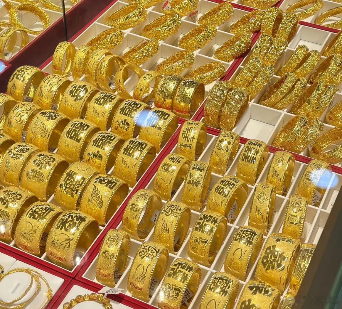 我就这么说吧：大家别只看着金价暴涨能赚钱，这后面的事情可大了。具体原因我也不方便