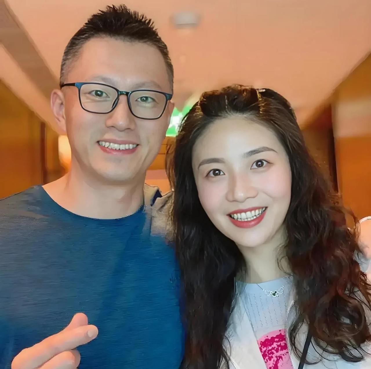 袁灵犀真是给老婆魏秋月长脸了！这次女排世联赛，袁灵犀不但是教练员，数据分析师，还