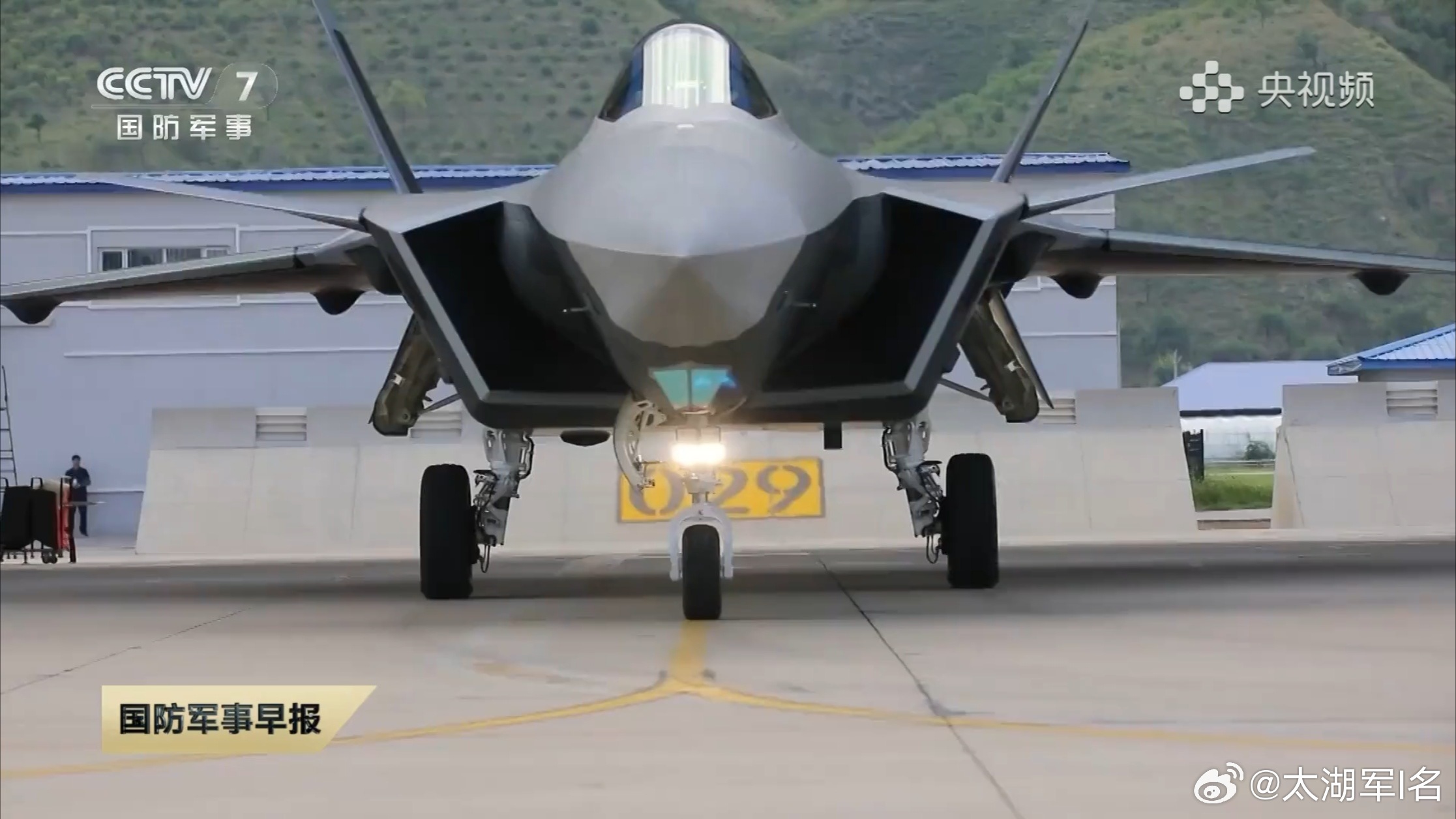 J-20系列正面找不同不完整版。图片搜集自网络，感谢原作者。