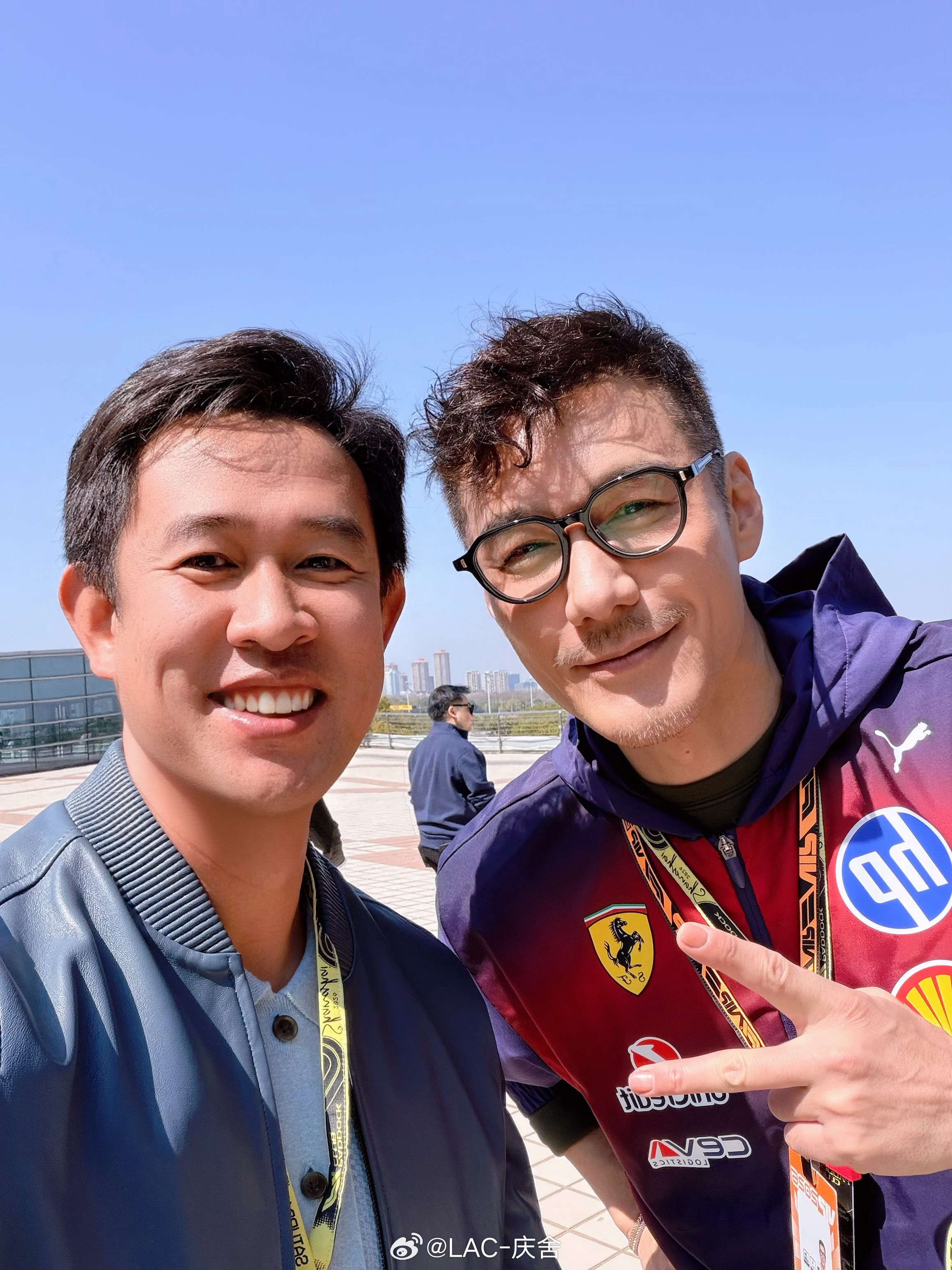 2026F1中国大奖赛围场偶遇林志颖、胡兵两位男神都很nice，主动配合拍照还摆